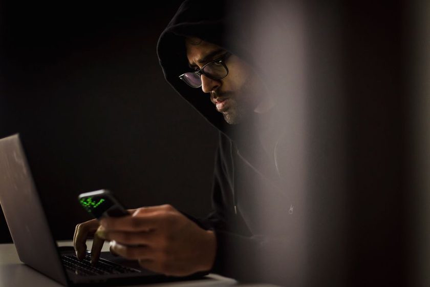 Pessoa atenta a uma mensagem suspeita no celular, alerta para golpe do Pix
