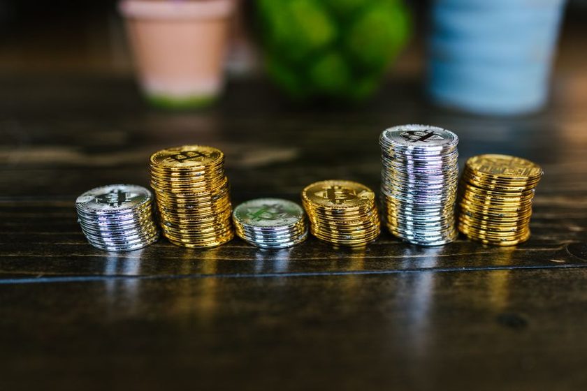 Pessoa pesquisando Tesouro Direto e CDB para começar a investir