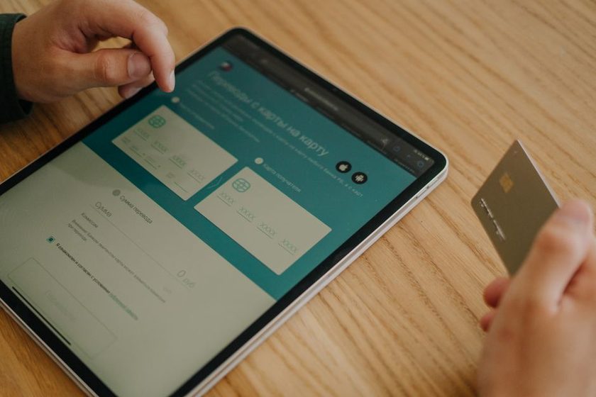 Pessoa conectando aplicativos bancários pelo Open Finance no celular